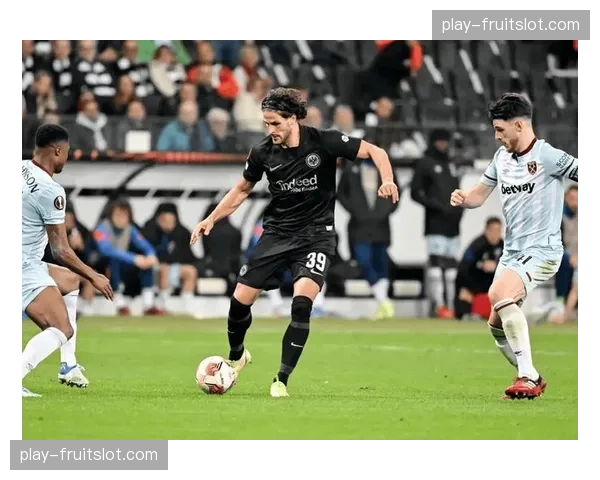 法兰克福防守端纪律性，低位防守时阵型保持相对完整